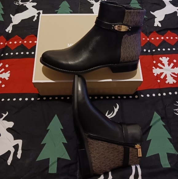 Michael Kors Finley Flat Leather Booties - Picture 10 of 12